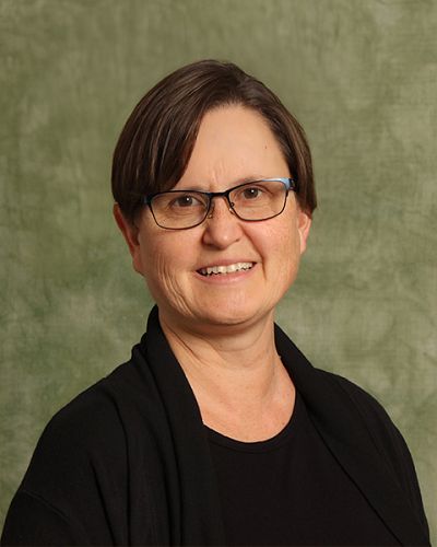 headshot of Leslie Gates