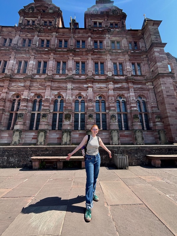 Eliana Hansen in front of the Heidelberger Schloss