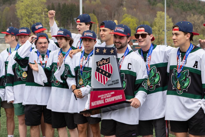 The men's club hockey team receives the President's Medal