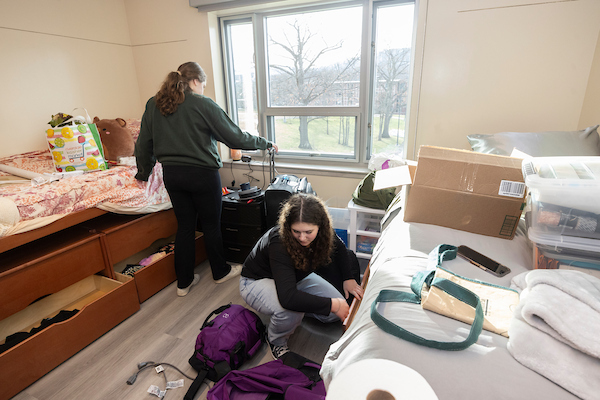 2 roommates unpacking during move-in