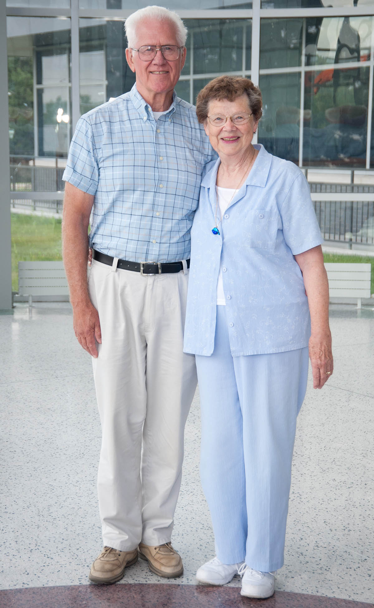 El decano retirado Lyle Feisel y su esposa Dorothy recorren el recién inaugurado Edificio de Ingeniería y Ciencias en el Complejo de Tecnología Innovadora de la Universidad de Binghamton en 2011.