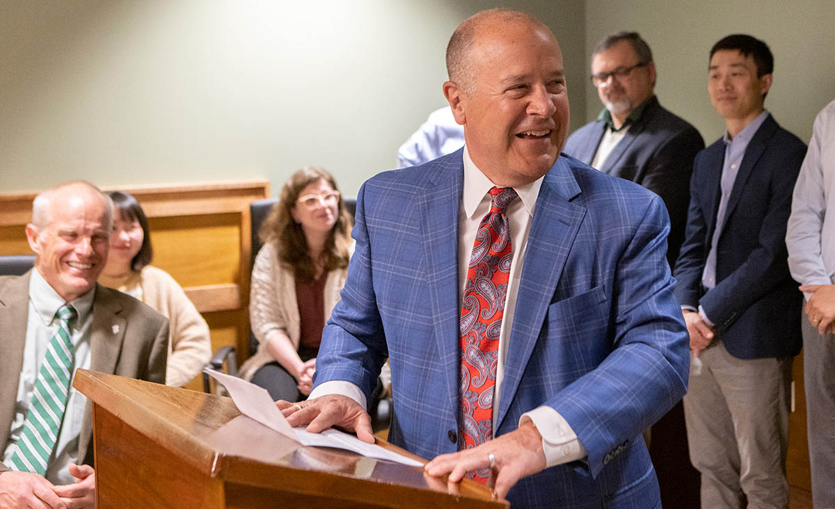 John Mirabito speaks at the dedication of the Krishnaswami “Hari” Srihari Executive Boardroom in the Engineering Building in 2023.