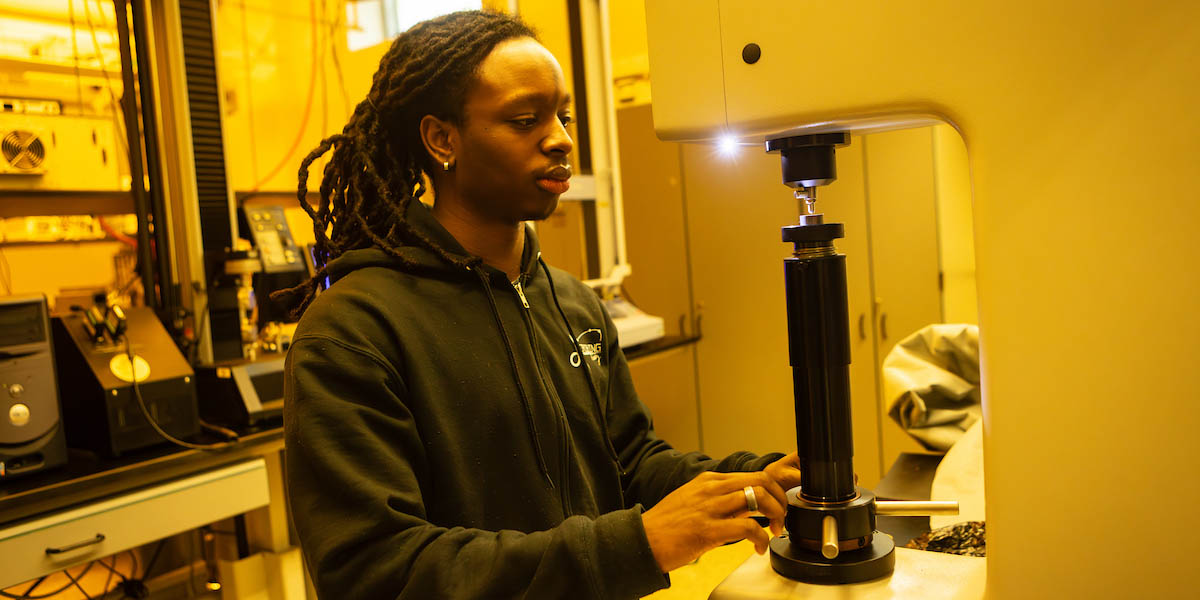 Malcolm John, a mechanical engineering senior, is working with Professor Junghyun Cho on advanced semiconductor packaging research, with a focus on evaluating the mechanical strength of hybrid bonding.