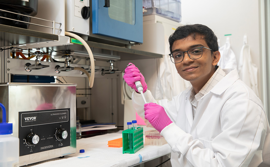 Student researcher and Summer Research Fellow Smit Patel works with Assistant Professor of Pharmaceutical Sciences John Fetse.