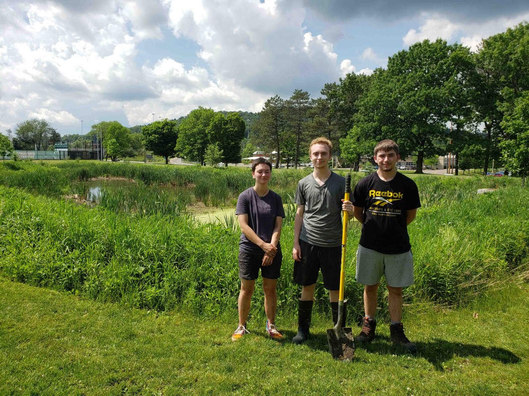 First-Year Research Immersion students in front of the Bartle Wetlands in 2021.