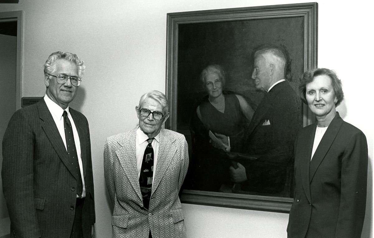 El decano Lyle Feisel (izquierda) y la ex presidenta de la Universidad de Binghamton, Lois DeFleur, posan con los retratistas Keith Martin y una pintura de Thomas J. Watson y su esposa Janet. La pintura actualmente se encuentra afuera de la Oficina del Decano de Watson College en el Edificio de Ingeniería y Ciencias.
