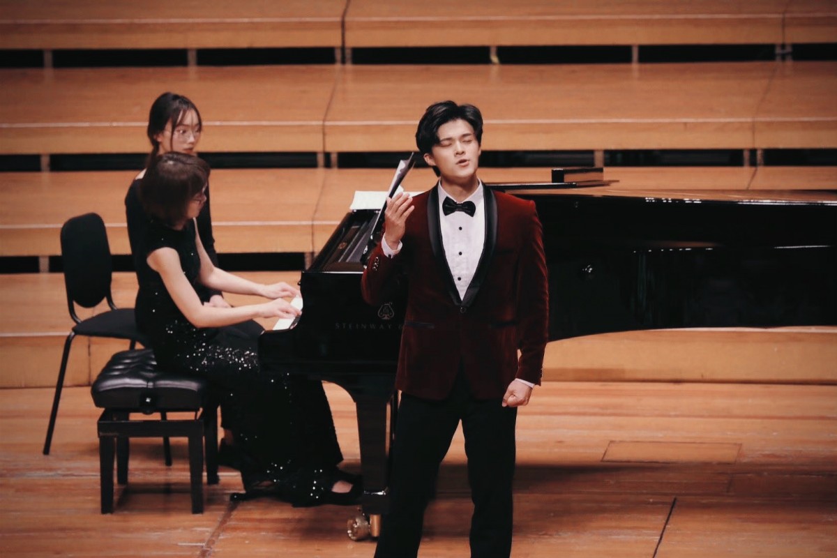 Tenor Ricky Feng Nan '15 sings opera