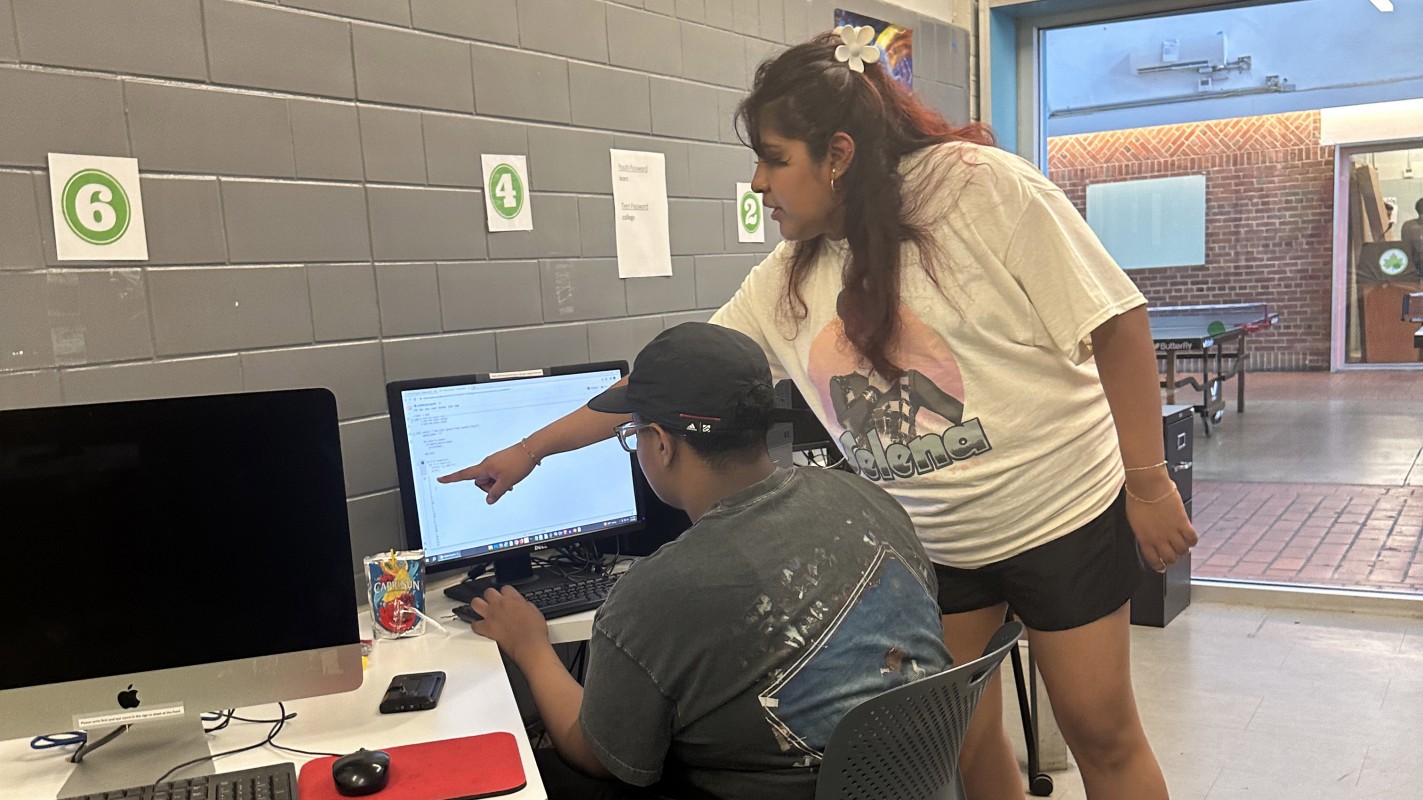 Gwyneht Lopez ’23 teaches a teen how to code during a crash course she offered during the summer of 2023 in her Washington Heights neighborhood.