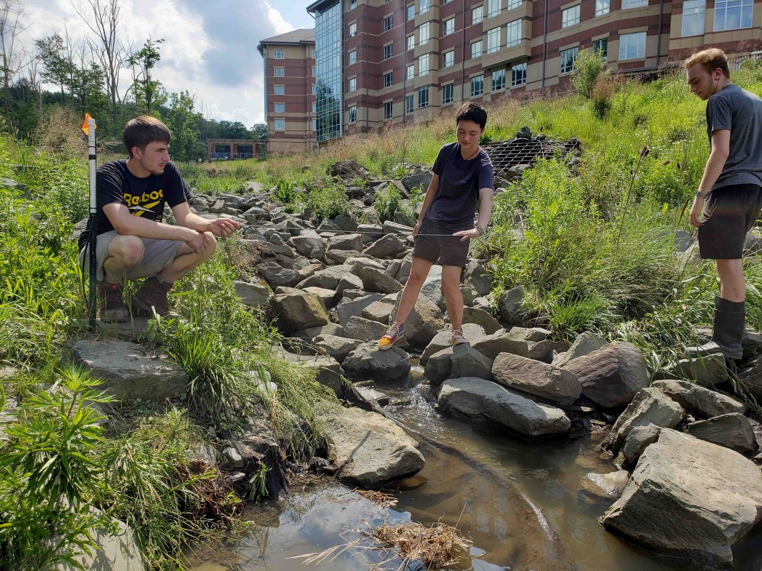 First-Year Research Immersion students at the inlet to Lake Lieberman in 2021.