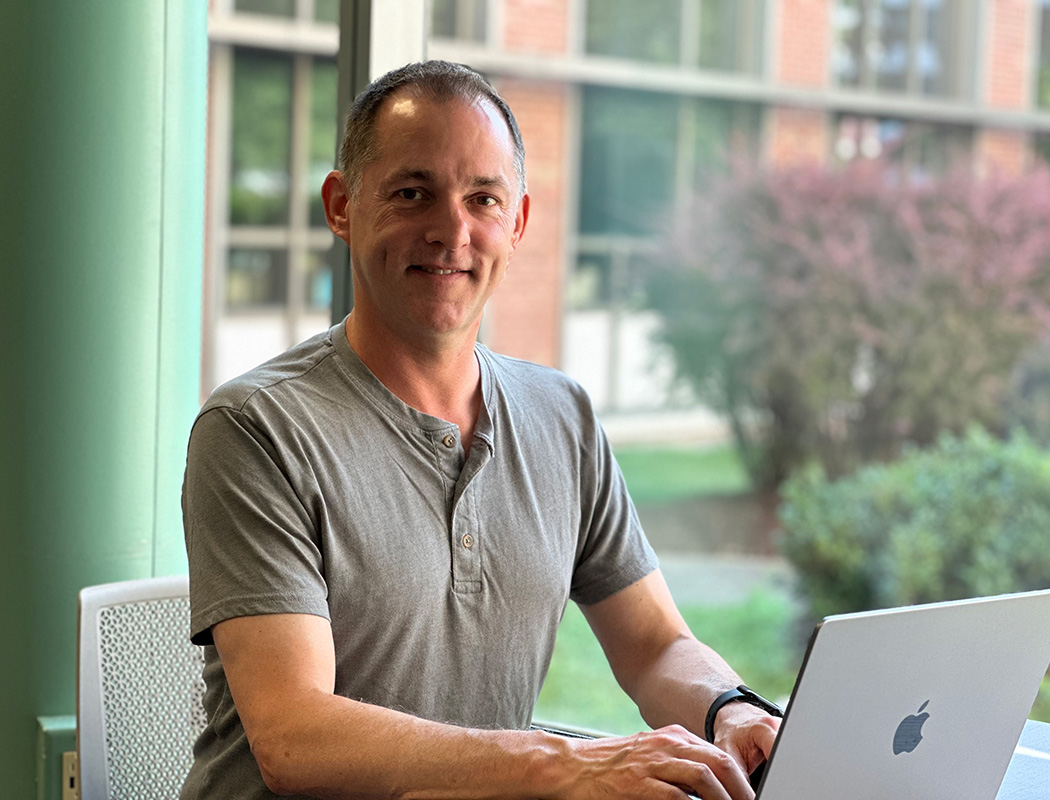 John MacDonald ’92, MS ’98, has enjoyed a front-row seat to the evolution of computer science throughout his career, from building his own computer to exploring the increasingly expanding applications of today’s AI systems. Now, he shares those lessons with Binghamton University School of Management students.