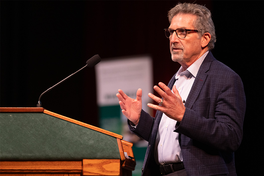 David Mirsky '76 tells School of Management students that ethical dilemmas will arise more often than they think, especially when trying to become a successful entrepreneur.