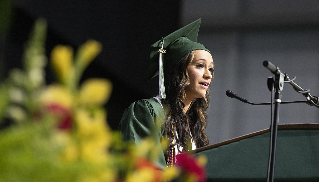 Tara Mandel, eine Baccalaureate Accelerated Track-Studentin, sprach im Namen ihrer Kommilitonen.