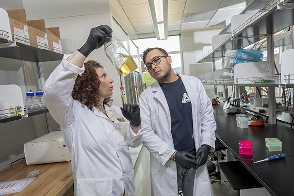 Assistant Professor of Pharmaceutical Sciences and Menner Family Endowed Faculty Fellow Tracy Brooks works in her lab with P3 student Kush Grover.