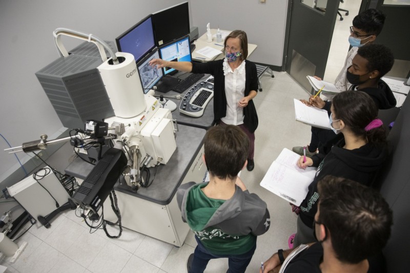Jenny Amey, researcher at S3IP - Small Scale Systems Integration and Packaging, demonstrates a new scanning electron microscope in the Innovative Technologies Complex's Analytical and Diagnostics Lab to undergraduate students Ian Barron, Moshe Kruger, Jane Dexter, Thomas Addison V and Zain Nasim taking a Materials Matter course, September 30, 2021.