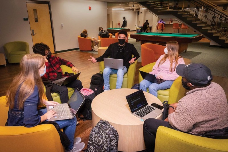 Watson College Scholars, from left, Katherine Peters, Bryan Perez, Jonel Poueriet-Santana, Danielle Johns and Mason
Gilbert meet at the Union Undergrounds last fall to discuss a group project.