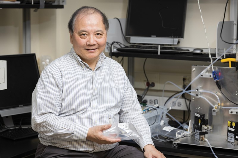 Chemist CJ Zhong and his colleagues hope to use tiny sensors as an “artificial nose” that could detect cancer using patients’ breath.