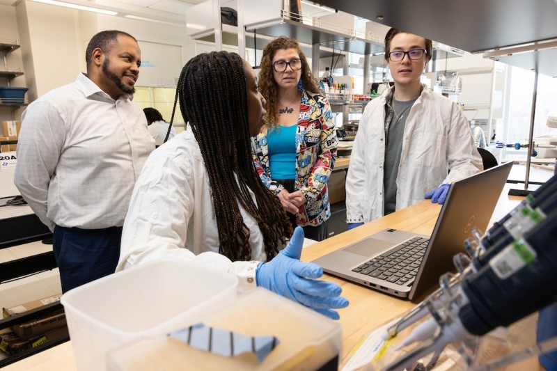 Left to right: Assistant Professor Tony Davis and Associate Professor Tracy Brooks (back), direct students Nelly Michura and Steven Mckay (front), in the Davis Lab.