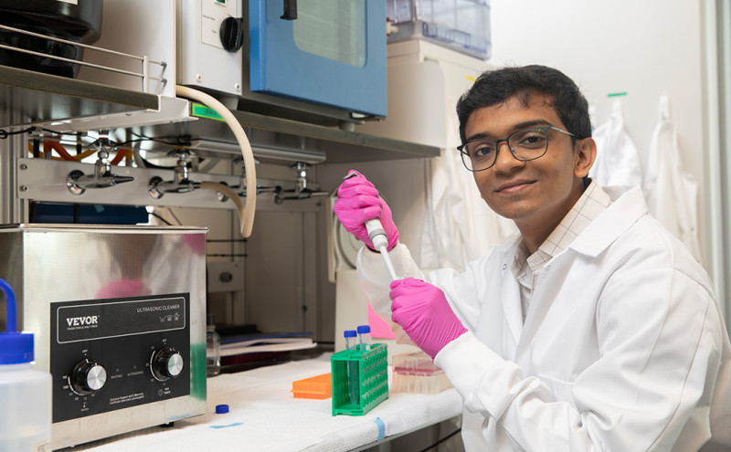 Student researcher and Summer Research Fellow Smit Patel works with Assistant Professor of Pharmaceutical Sciences John Fetse.