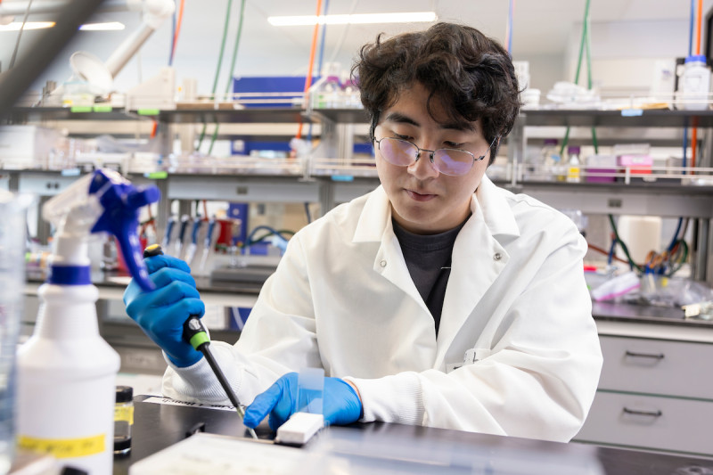 Chen Lin '24, a PhD student in biomedical engineering at the Thomas J. Watson College of Engineering and Applied Science, works in a lab in the Biotechnology Building at the Innovative Technology Complex (ITC).