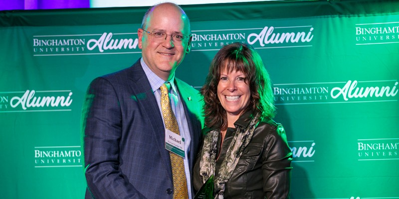 Michael Kerner ’86 receives the Glenn G. Bartle Award from Lisa Abbott, MBA ’93, past Alumni Association president.