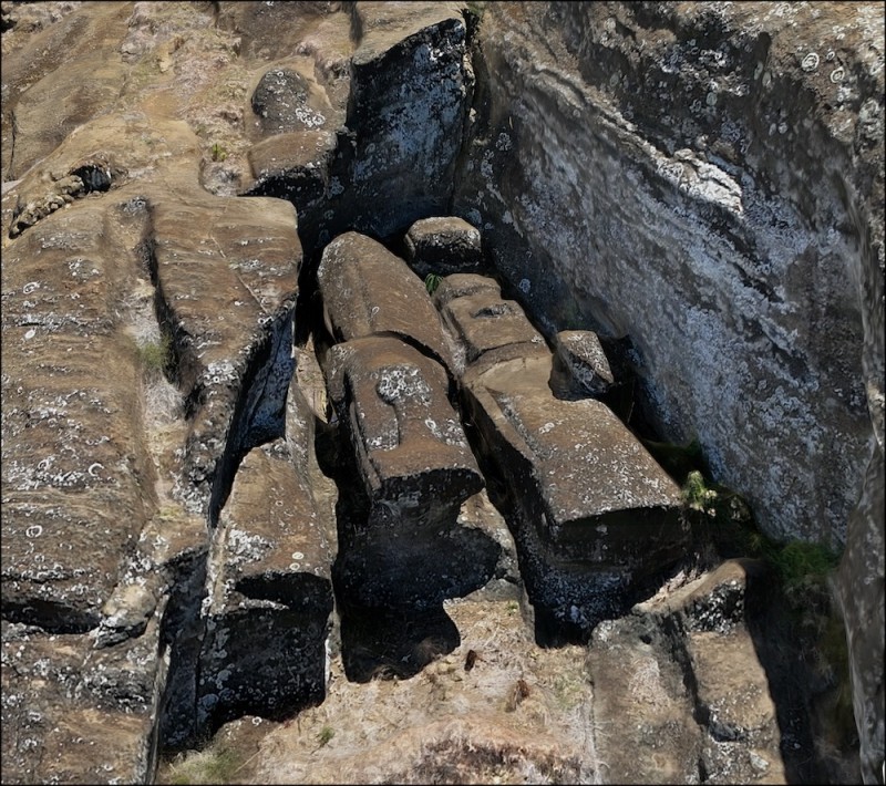 Unfinished moai attached to bedrock by “keels” along their backs demonstrate how carvers worked underneath from both sides until figures were separated from the source material. This production stage, difficult to document through traditional methods, is visible in the 3D model.
