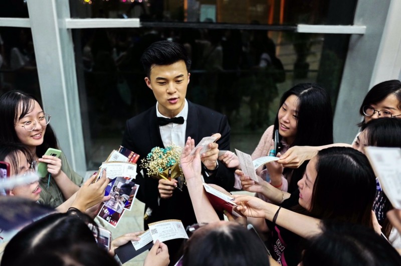 Ricky Feng Nan '15 and his fans in China