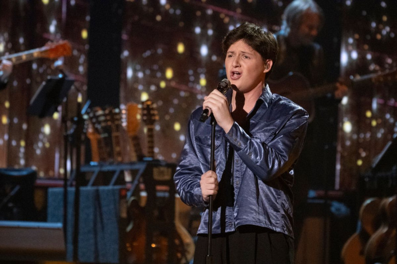 Jesse Findling performing in the top 12 of American Idol.