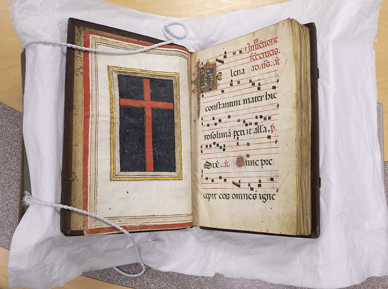 The Gradual of La Crocetta features a full-page illuminated red cross on a black background.