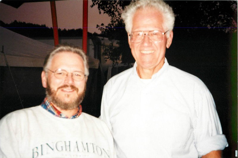 Michael McGough (izquierda) se desempeñó como decano asistente y decano asociado de Watson Dean Lyle Feisel durante 17 años.