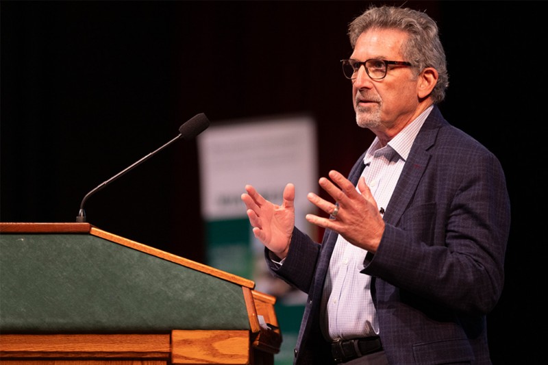 David Mirsky '76 tells School of Management students that ethical dilemmas will arise more often than they think, especially when trying to become a successful entrepreneur.