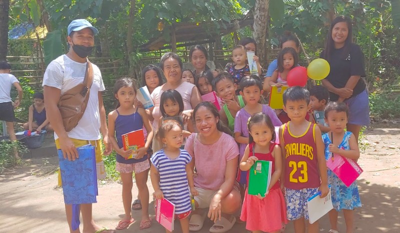 Harpur Fellow Ashleigh Requijo and children who received school supplies as part of her project in the Philippines.