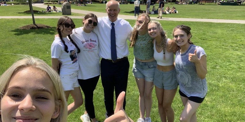 President Harvey Stenger poses with transfer students, left to right, Samantha Grahm, Logan Kozlowski, Madison Grahm, Hannah Gill and Madison Prudente for a selfie taken by Payton Reising.