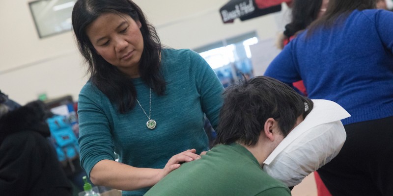 A student receives a chair massage from a Wellness Services staff member.