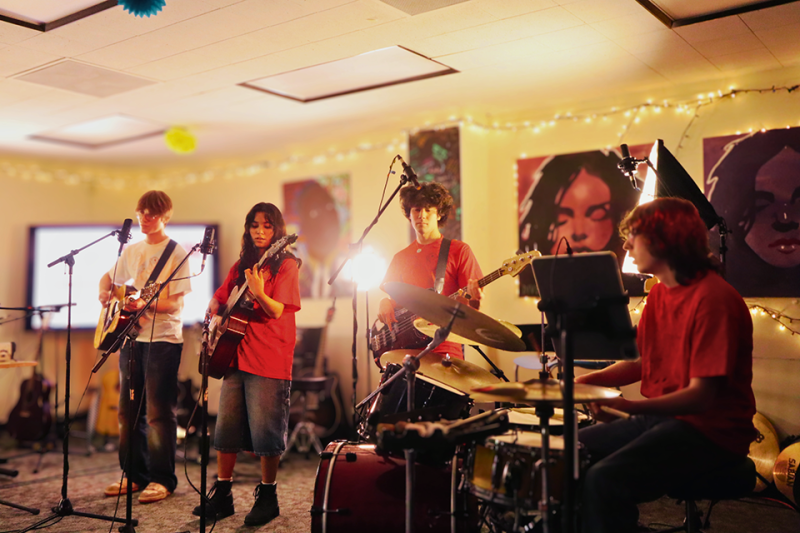 Hot Machine, featuring William Cohen, Sophia Levy, Jason Chiu and Andrew DeRose, performed an original song, “Unsinkable Ship.”