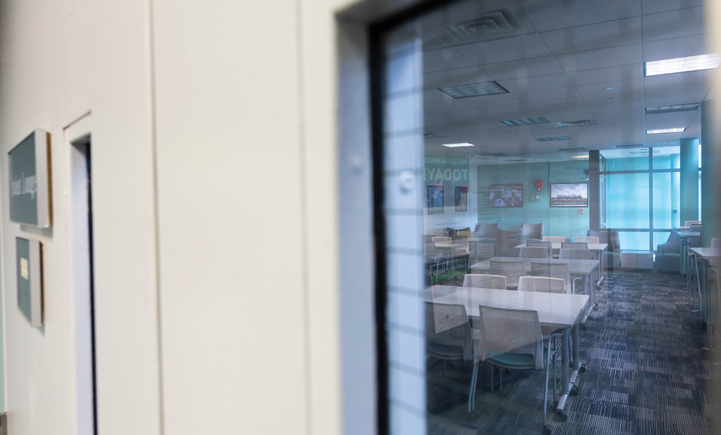 The SOM student lounge, typically one of the busiest areas in Academic A, is completely empty after classes went virtual in March 2020.