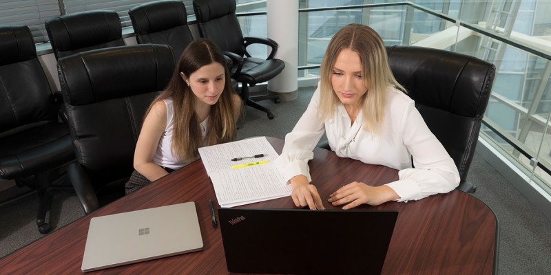 Hannah Kozlenko (left) and Krista DiResta '21 (right) have become mentors in Women in Finance.