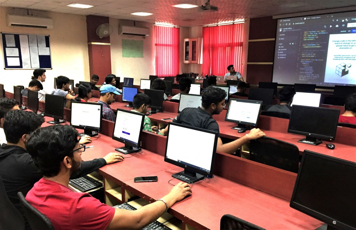 Coding Elements, fondé par Mudit Goel '12, a commencé avec des salles de classe en personne, mais s'est développé en ligne pour enseigner la programmation informatique.