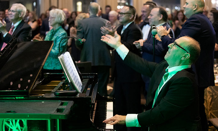 Neil Berg '86 performs at the School of Management fundraising gala