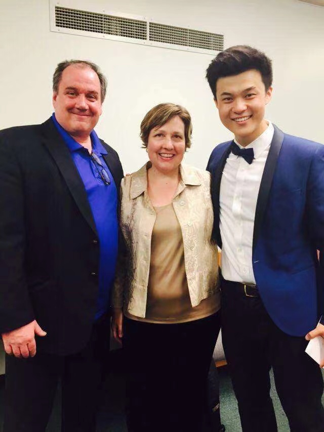 Ricky Feng Nan '15 e i suoi mentori del Dipartimento di Musica della Binghamton University: Professore Associato di Voce Thomas Goodheart e Docente Jean Goodheart.