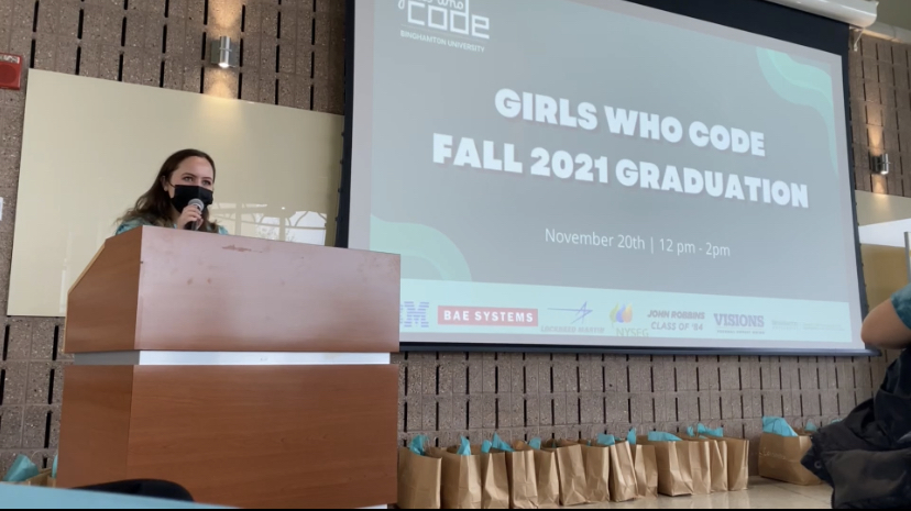 Jennifer Seibert a pris la parole lors d'une cérémonie de remise des diplômes de Girls Who Code en 2021.