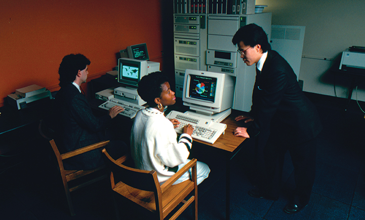 SOM students on computers in 1990