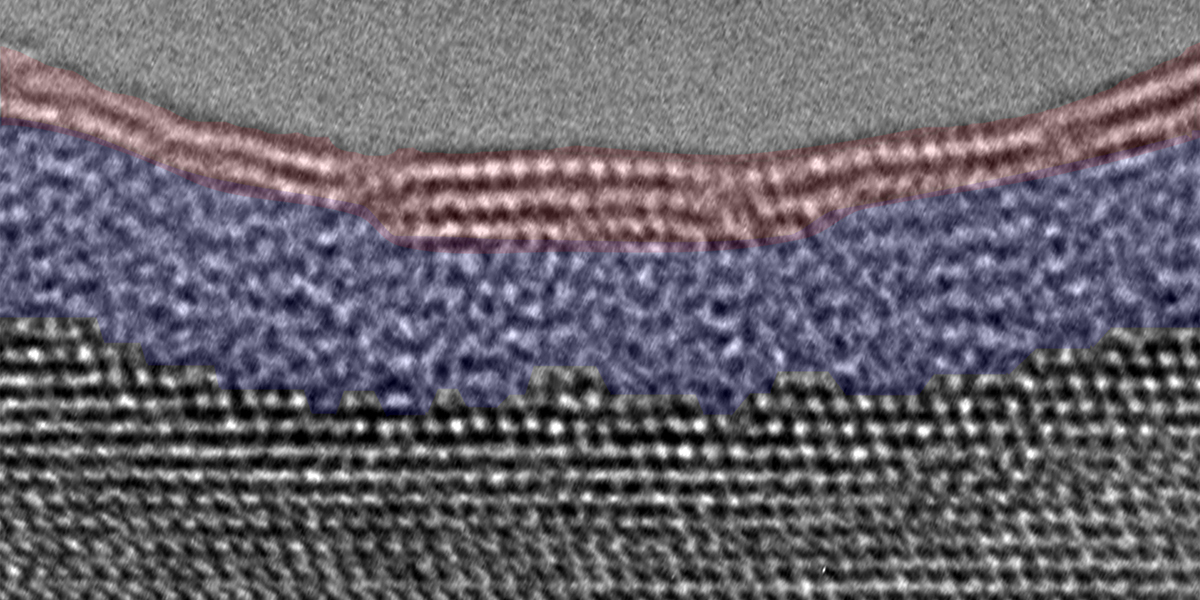 A transmission electron microscopy image of the oxidized aluminum surface shows that the passivating oxide film formed in water vapor consists of an inner amorphous aluminum oxide layer and an outer crystalline aluminum hydroxide layer.