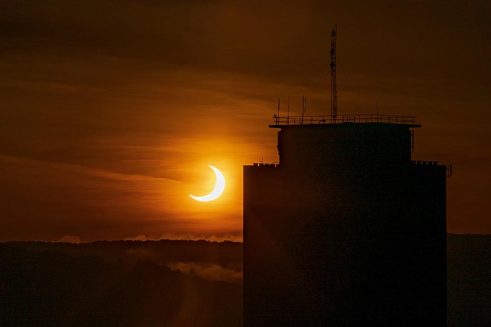 The solar eclipse of 2021