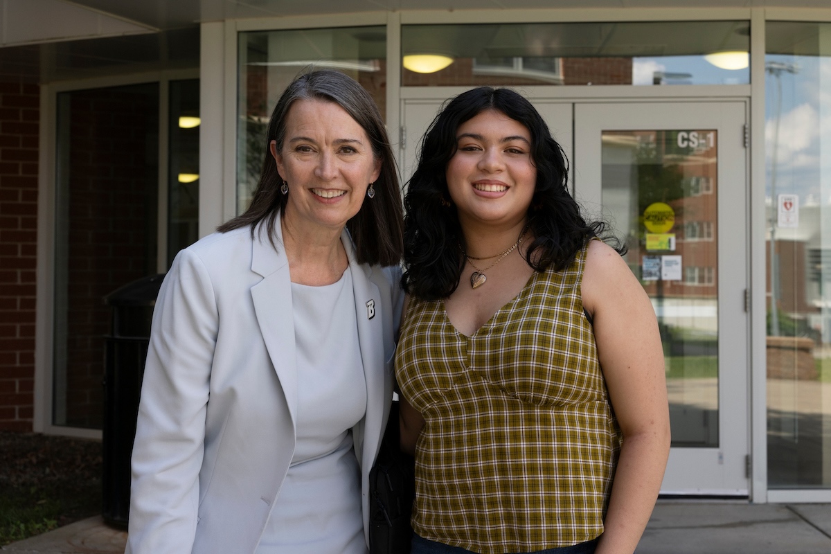 President D'Alleva meets with first-year student Jocelyn Bacall from Los Angeles, Calif. on Move-In Day, Aug. 14, 2026.