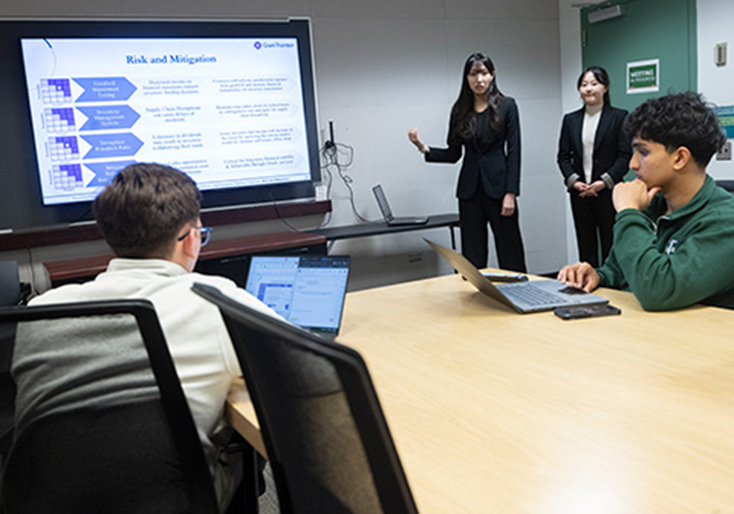 SOM accounting students give presentation. 